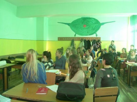 Elevii încep luni şcoala, după două săptămâni de vacanţă